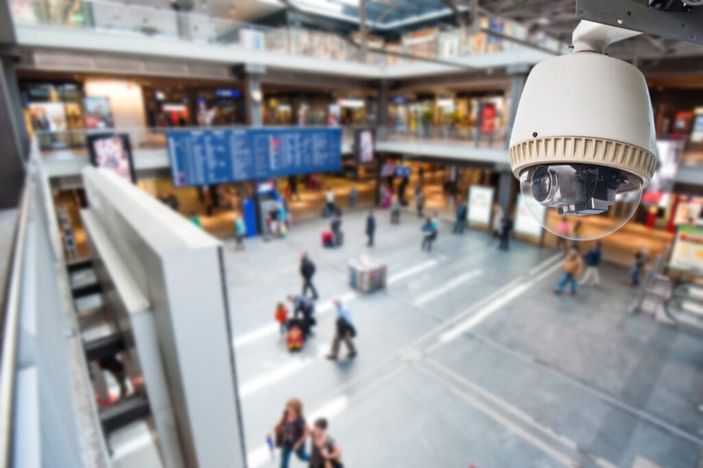 une caméra dôme motorisé dans un hall de gare