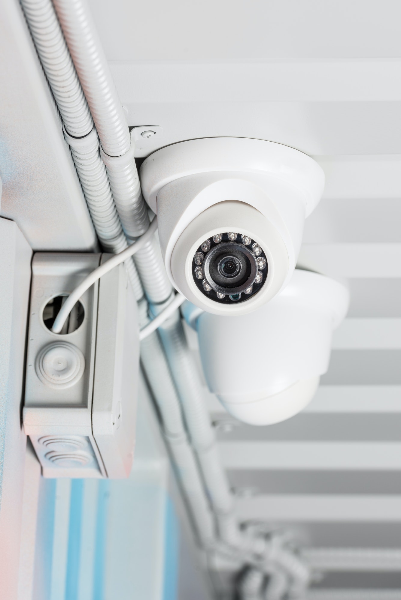Camera de securite blanche fixee au plafond